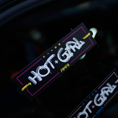 - HOT GIRL -